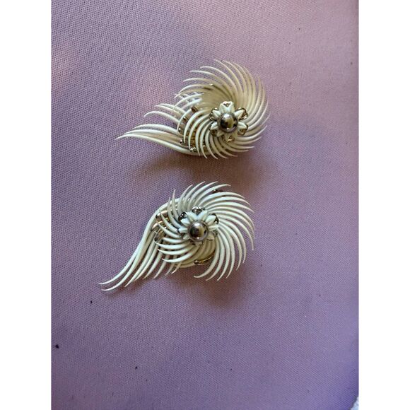 vintage  "Pinwheel" clip-on earring - Picture 1 of 3